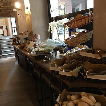 Alessi Hotel Trattoria 代森扎诺-德尔加达 外观 照片