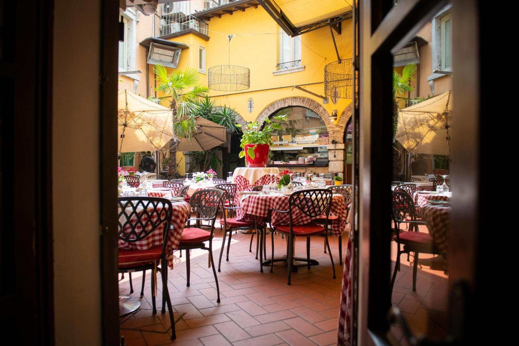Alessi Hotel Trattoria 代森扎诺-德尔加达 外观 照片