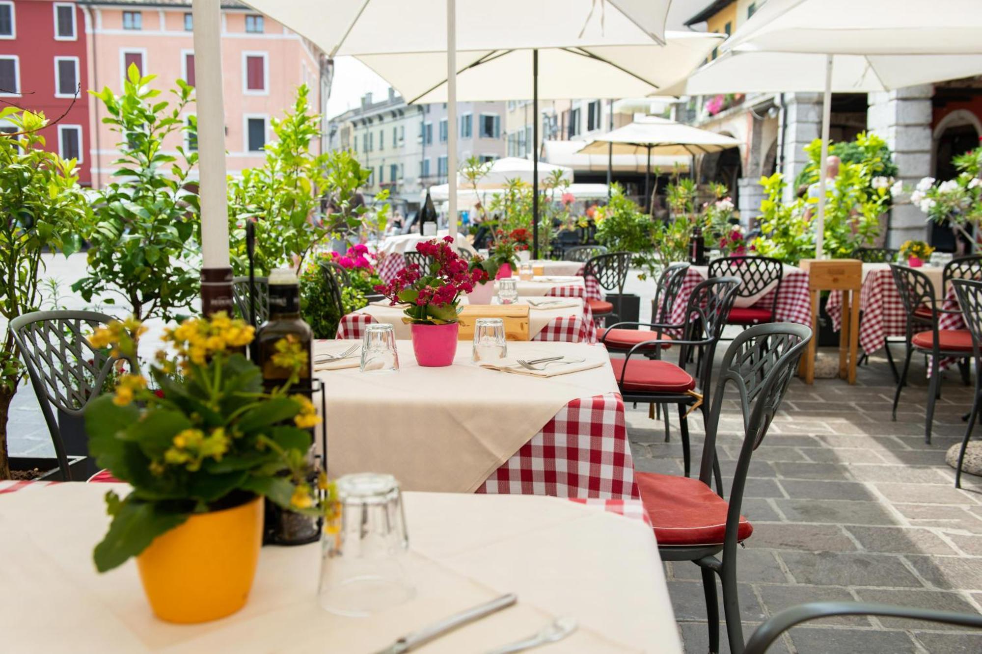 Alessi Hotel Trattoria 代森扎诺-德尔加达 外观 照片