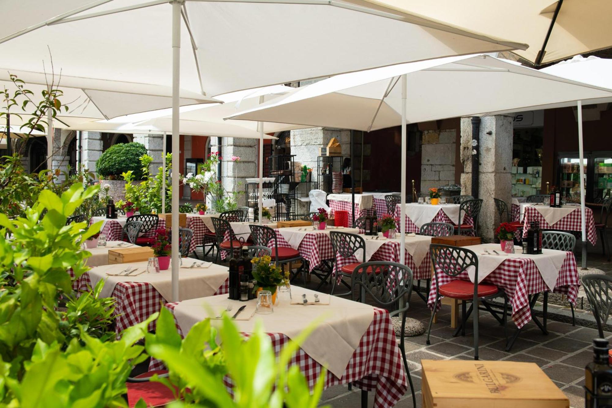 Alessi Hotel Trattoria 代森扎诺-德尔加达 外观 照片