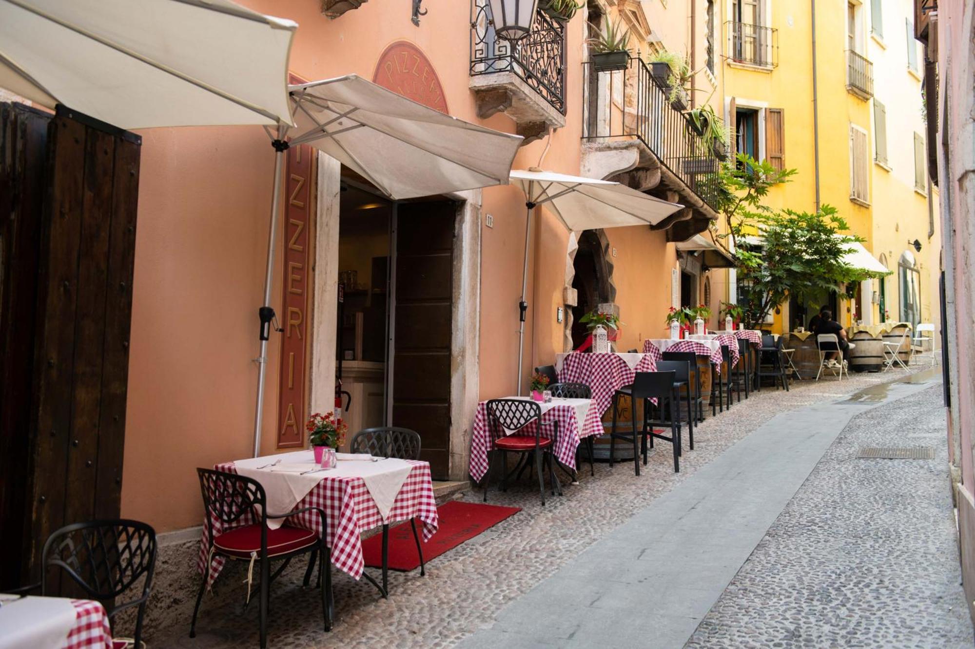 Alessi Hotel Trattoria 代森扎诺-德尔加达 外观 照片