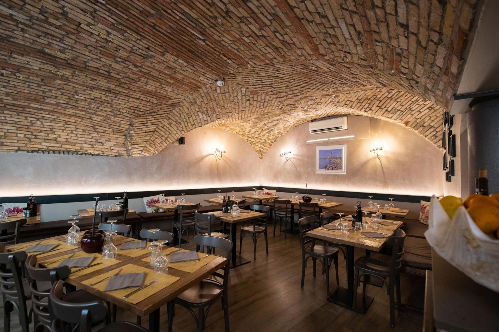 Alessi Hotel Trattoria 代森扎诺-德尔加达 外观 照片