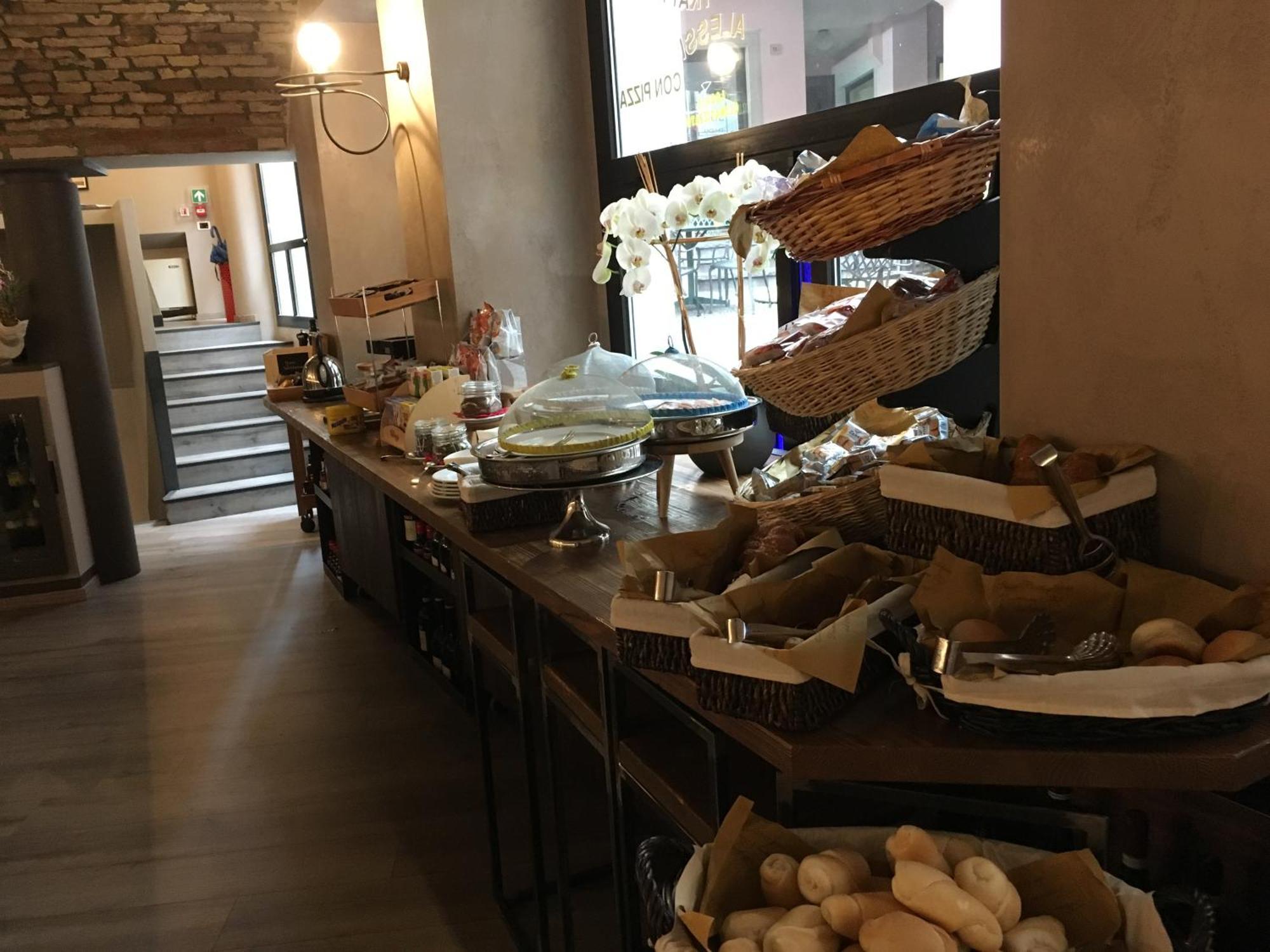 Alessi Hotel Trattoria 代森扎诺-德尔加达 外观 照片